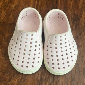 Native light pink shoes